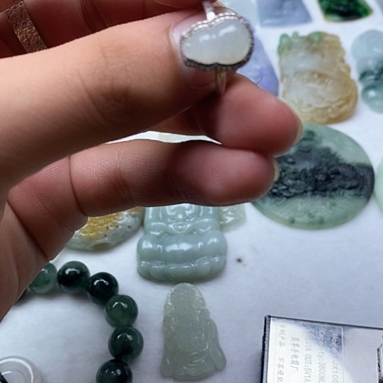 翡翠未镶嵌颈饰戒指