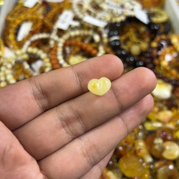 十***·琥珀未镶嵌裸石蜜蜡爱心0.5g