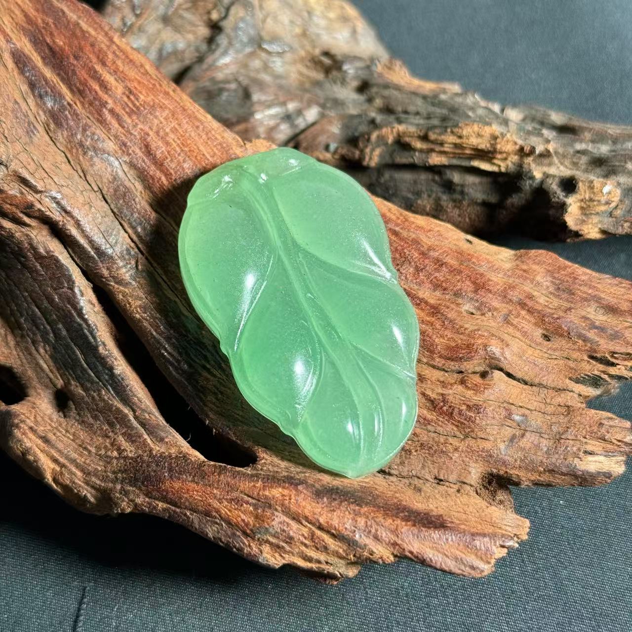 【绿】天然精致满绿独龙玉非洲翠叶子吊坠 