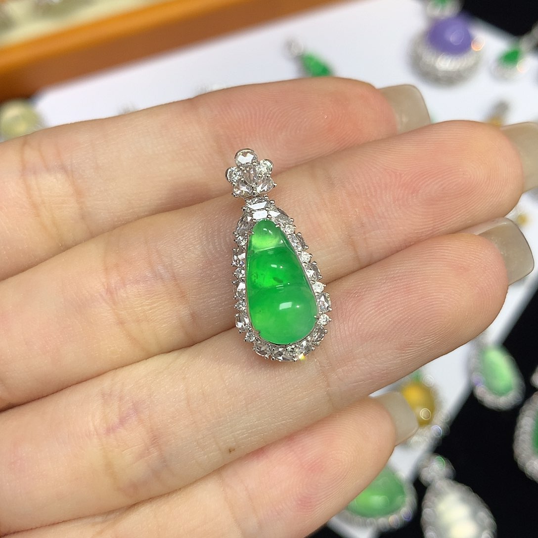 翡翠吊坠(赠链)18K金镶嵌