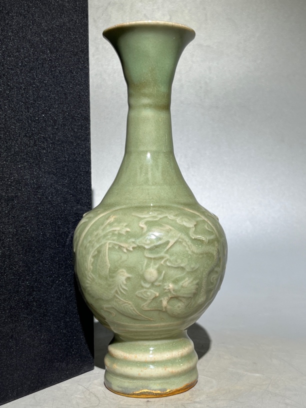 龙泉龙凤呈祥赏瓶