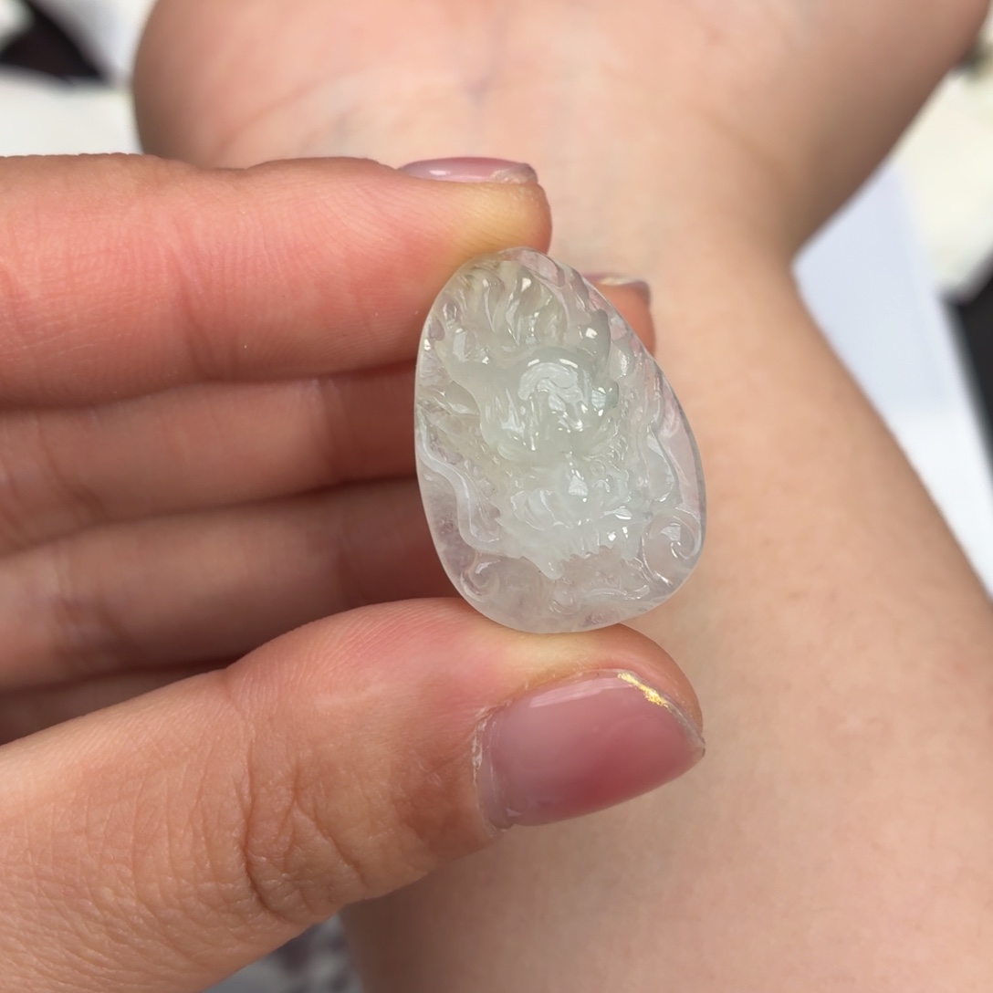 翡翠未镶嵌颈饰龙牌