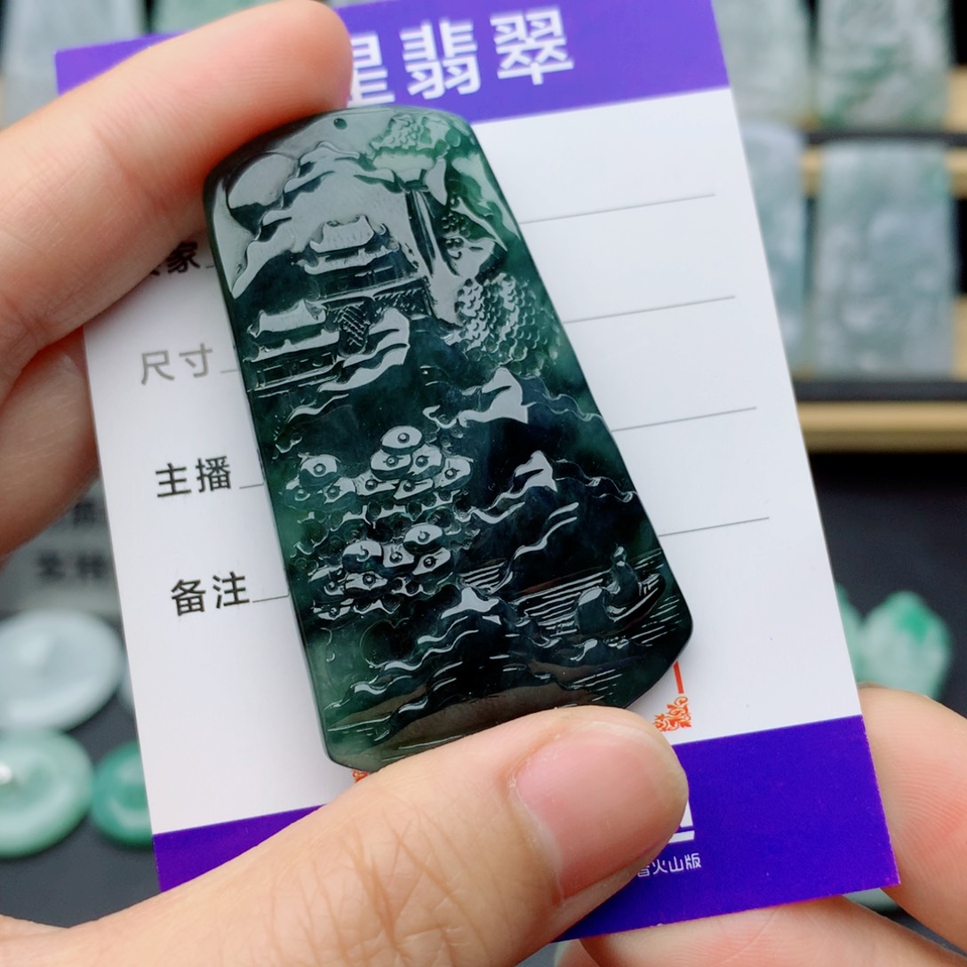 翡翠未镶嵌颈饰山水