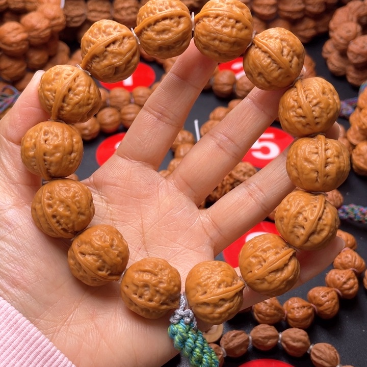 文玩核桃吊坠富甲一方