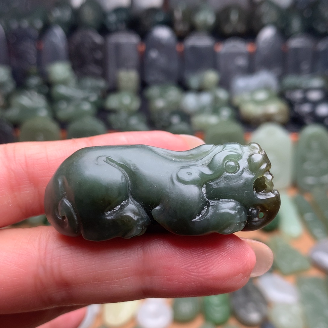 颈饰未镶嵌和田玉挂件25（有包容）