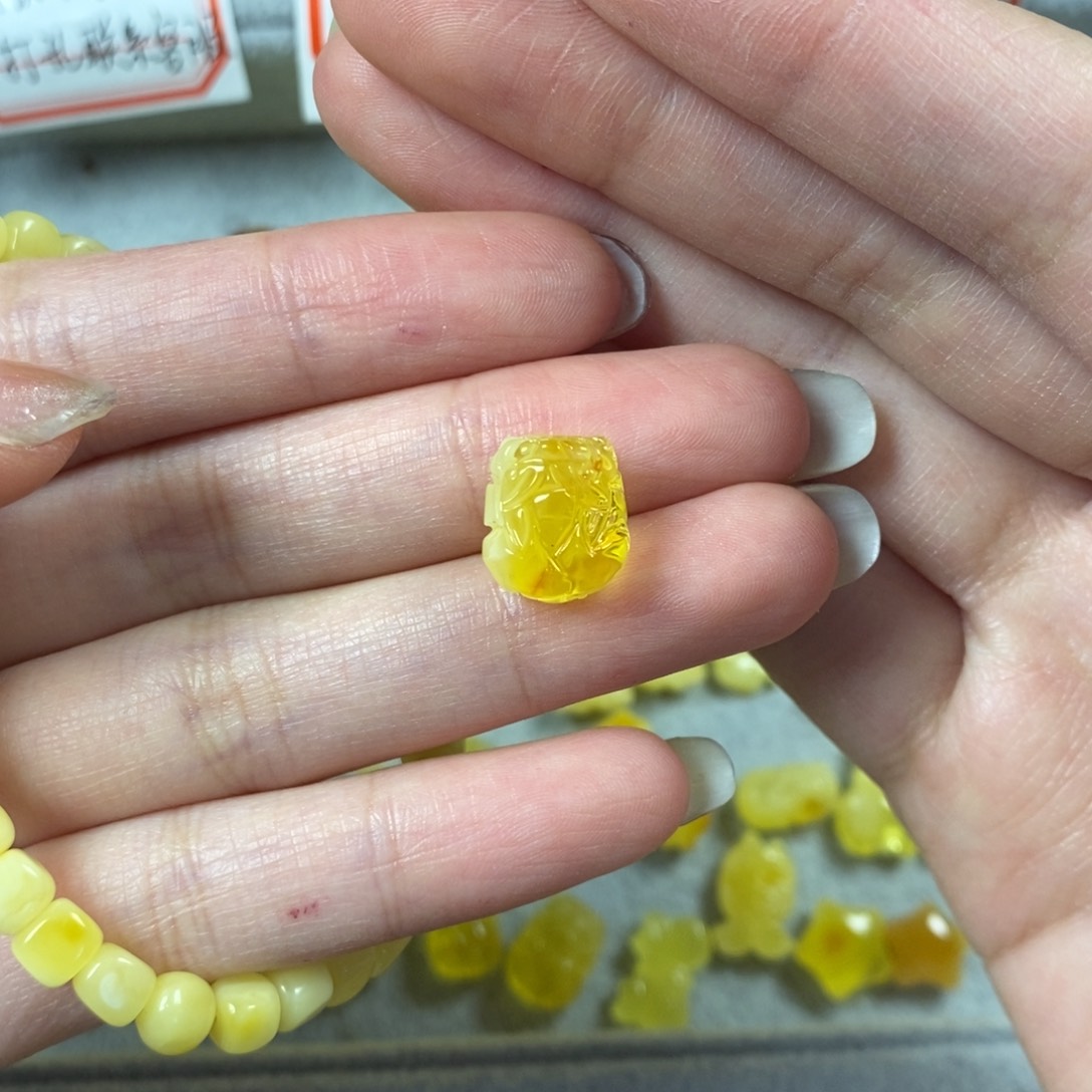 琥珀裸石未镶嵌貔貅