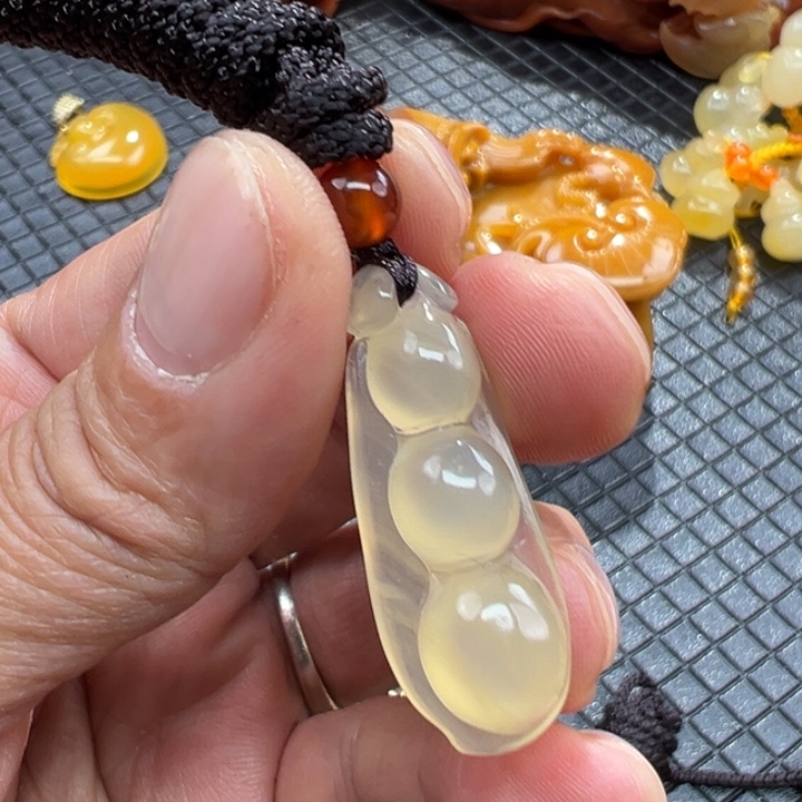 石英质玉（黄龙玉）颈饰未镶嵌