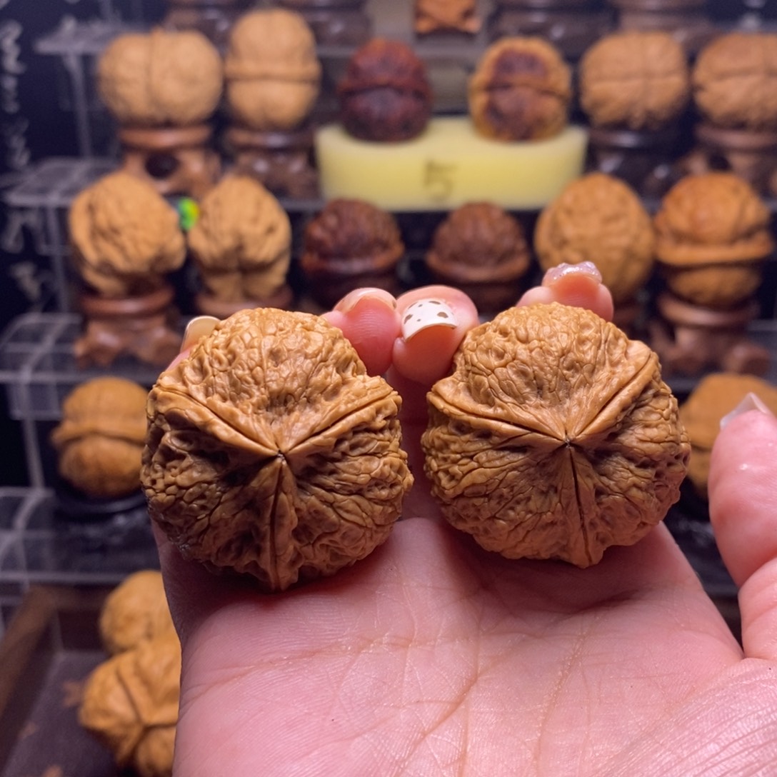 扬****文玩核桃把件Z30虎王三棱37尺