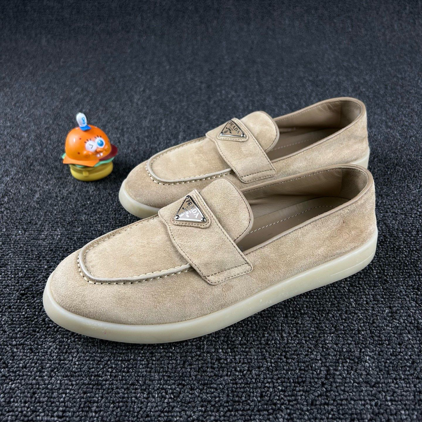 95新 Prada/普拉达 绒面徽标圆头休闲单鞋 37码 时尚HB4021