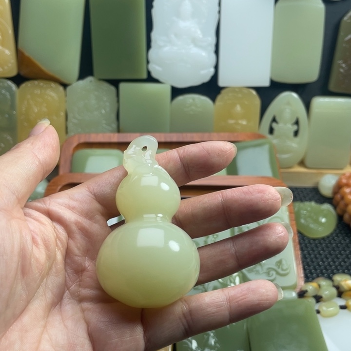 好***伟新疆昆仑山料葫芦手把件