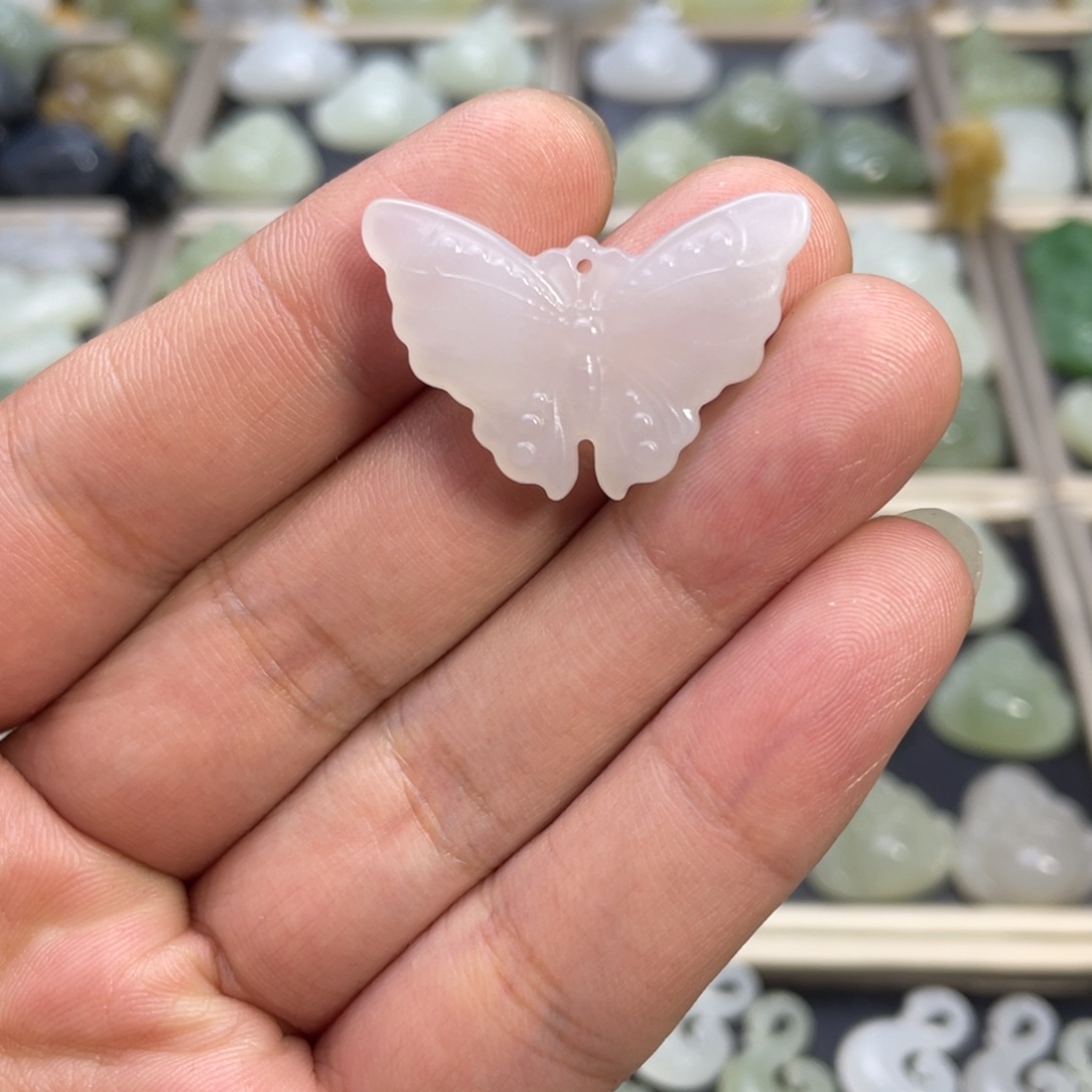 和田玉颈饰未镶嵌蝴蝶吊坠