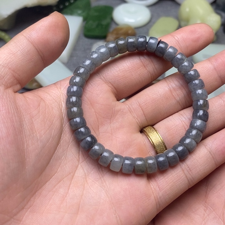 和田玉未镶嵌颈饰点墨青花药片市场