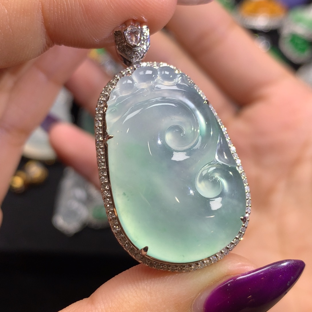 P****翡翠18K金镶嵌颈饰如意