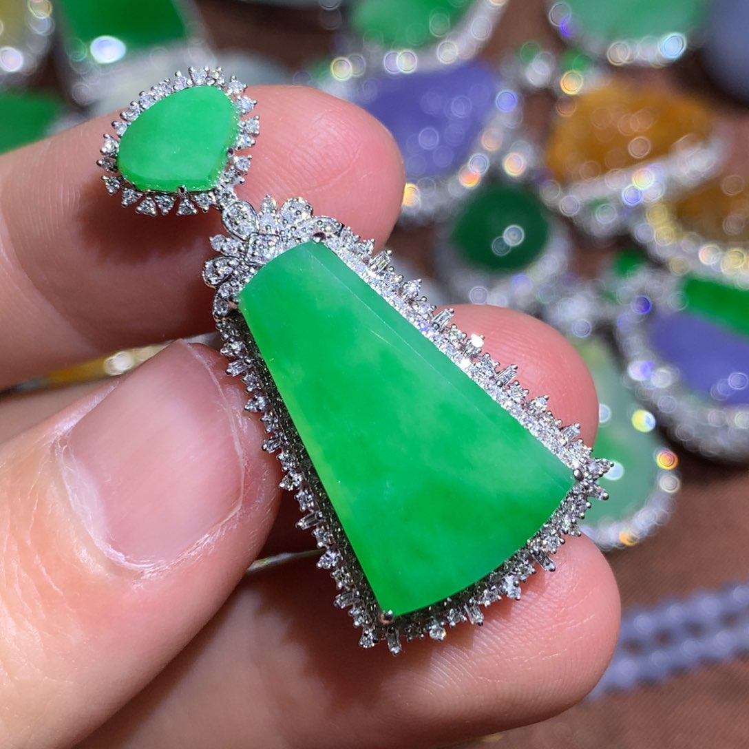 翡翠颈饰18K金镶嵌无事牌