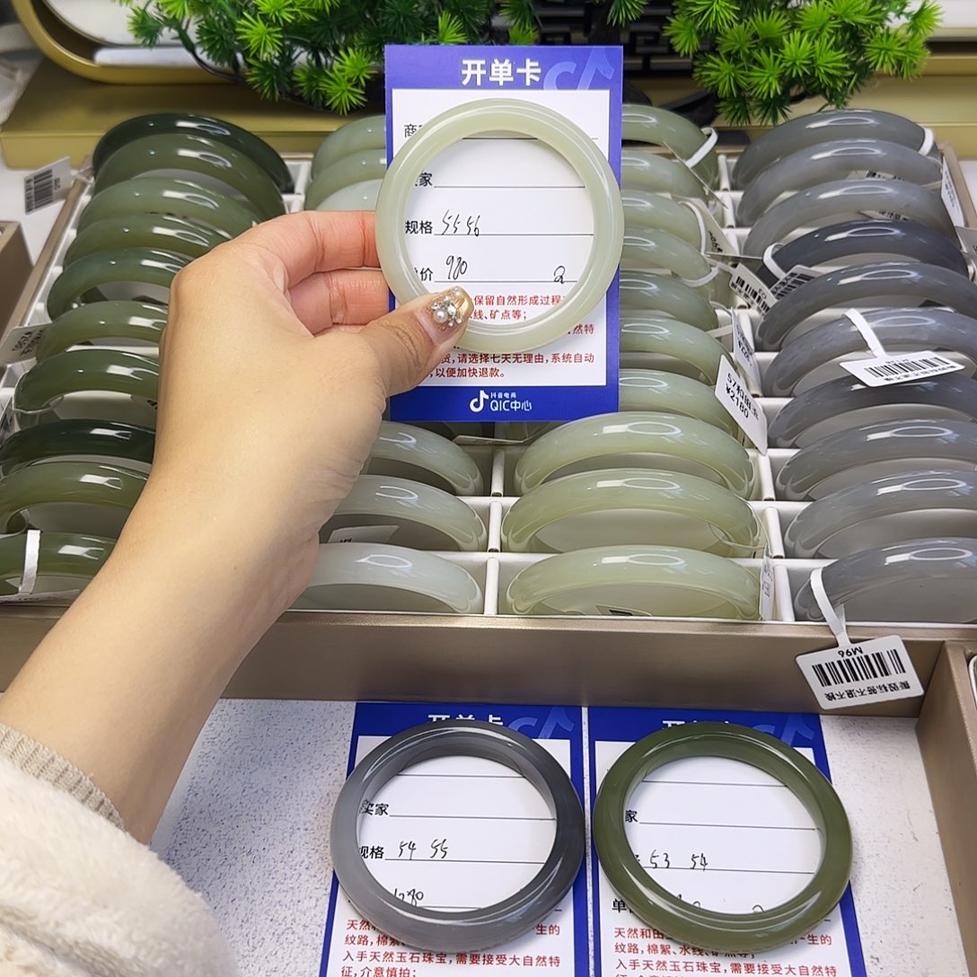 和田玉未镶嵌手镯