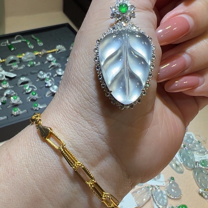 翡翠18K金镶嵌颈饰玻璃