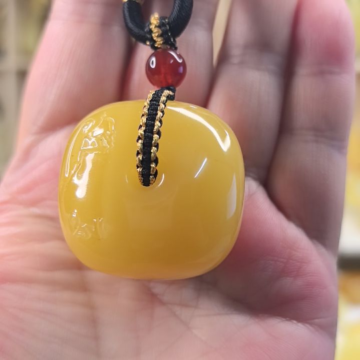 蜜蜡颈饰未镶嵌七字真言方墩