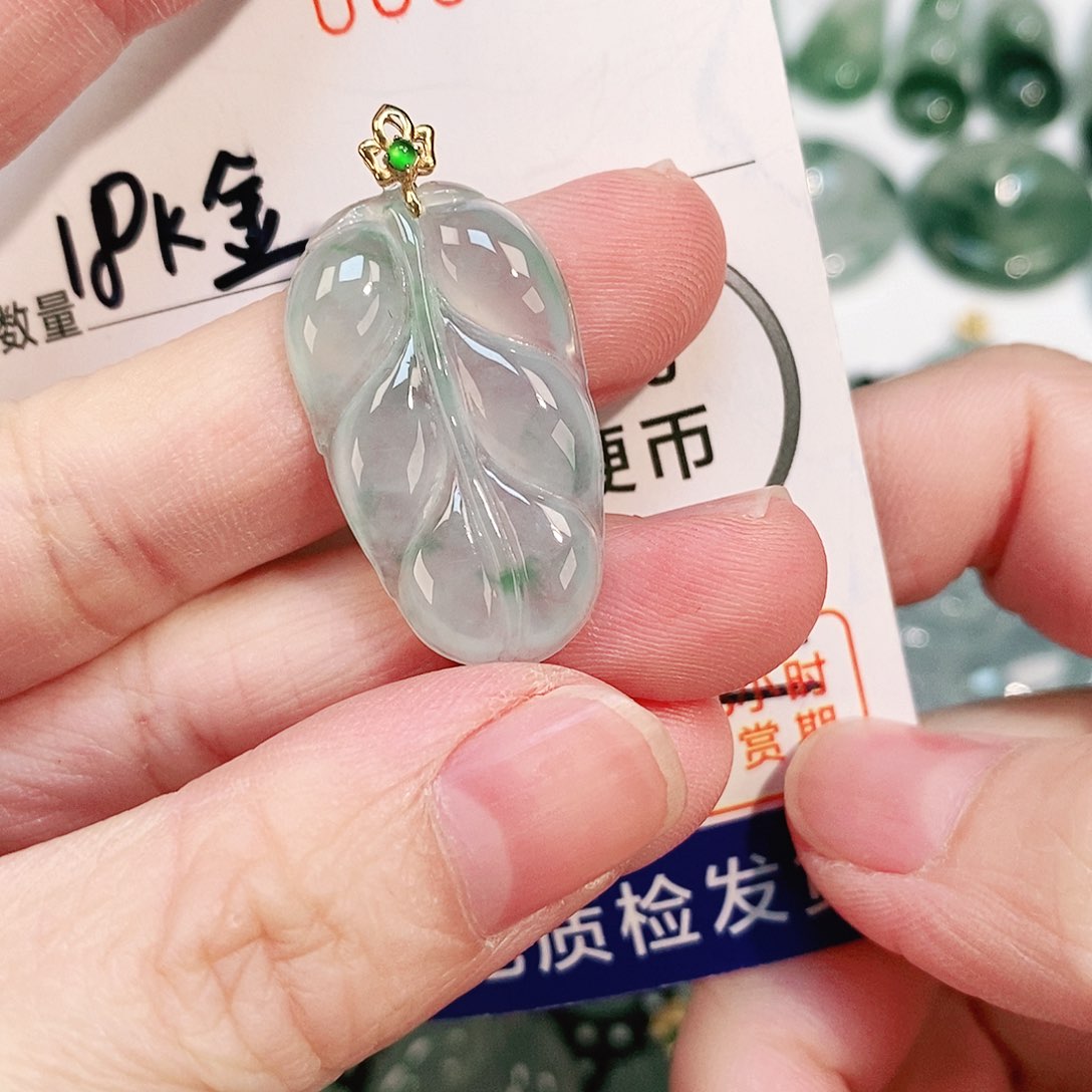 翡翠颈饰18K金镶嵌吊坠