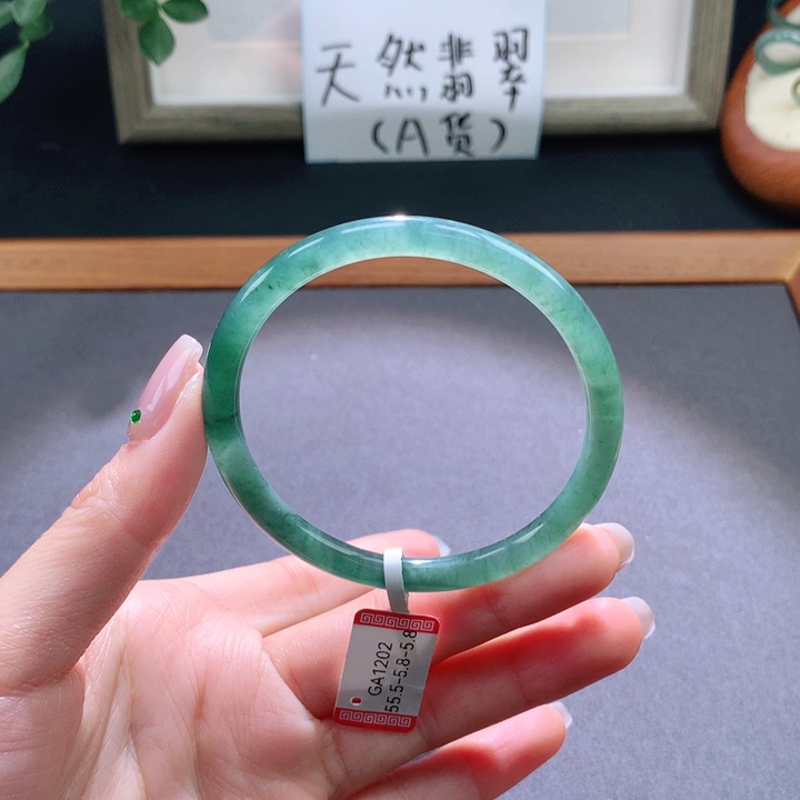 翡翠手镯未镶嵌天然翡翠手镯
