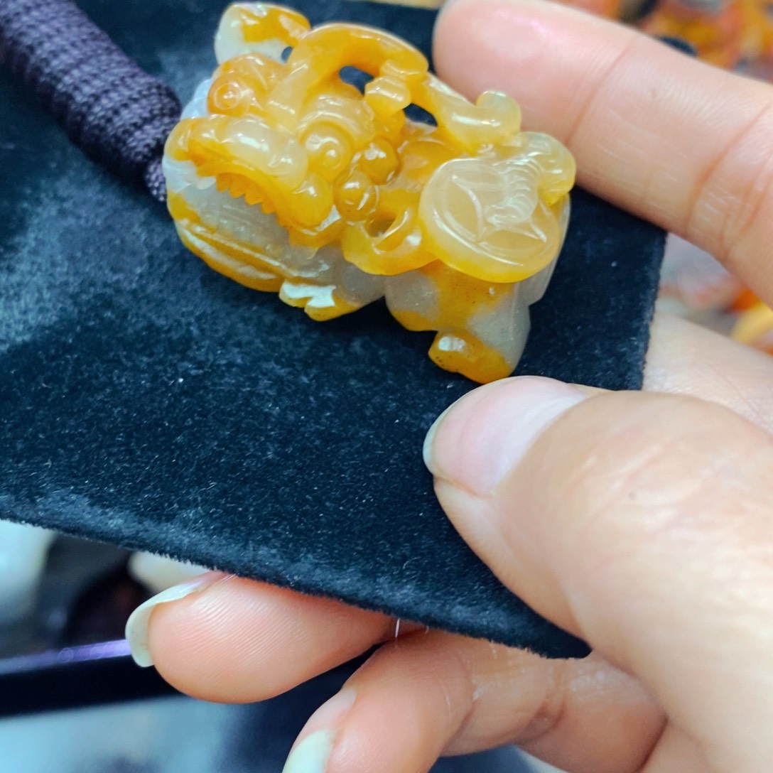 未镶嵌石英质玉（黄龙玉）颈饰