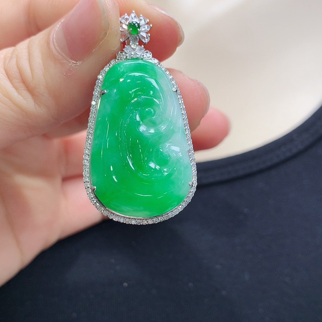 翡翠颈饰18K金镶嵌如意