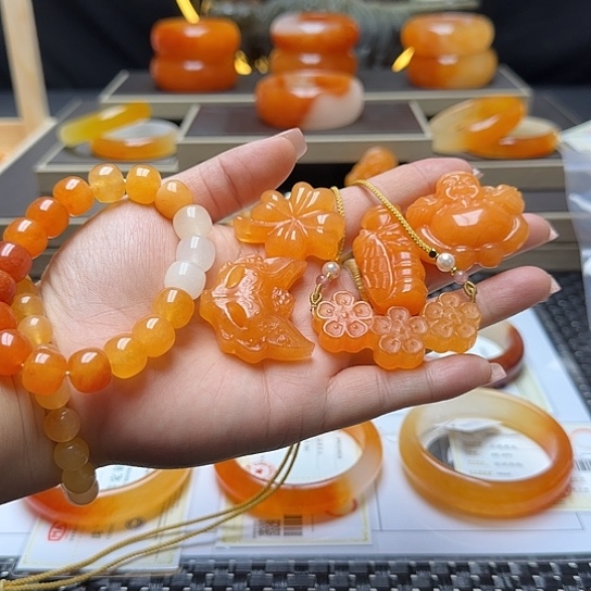 石英质玉（黄龙玉）未镶嵌颈饰翡**姐