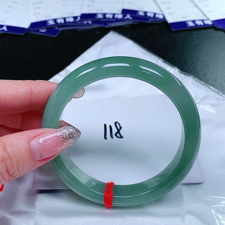 翡翠手镯未镶嵌翡翠手镯未镶嵌