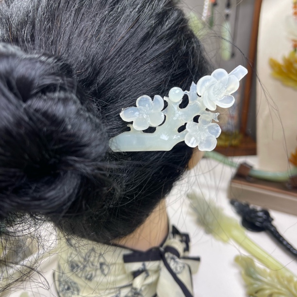 天然岫玉，梅花发簪，总长17.5入发11.5