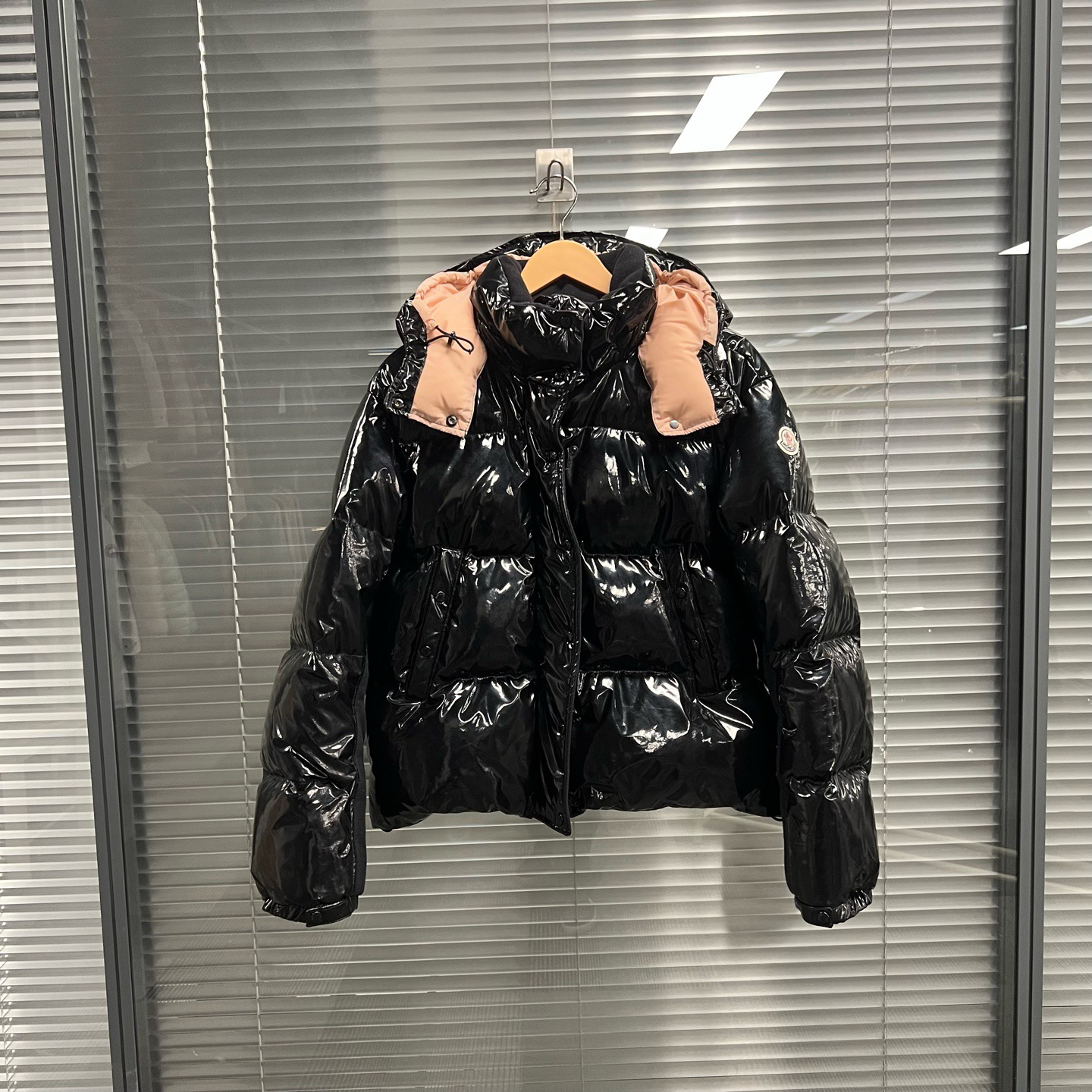 99新 MONCLER Gaura系列黑色徽标贴饰羽绒服 1码 #10137