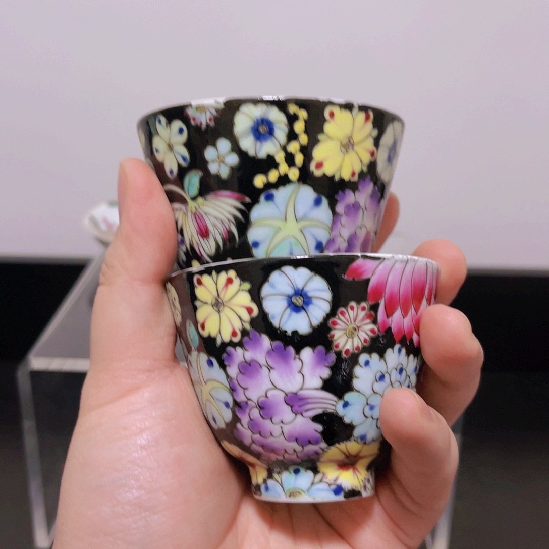摆件黑地万花杯一对