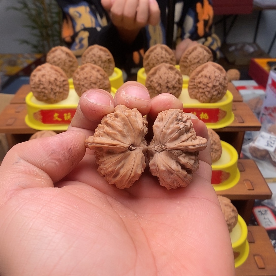 文玩核桃吊坠马老四半壁