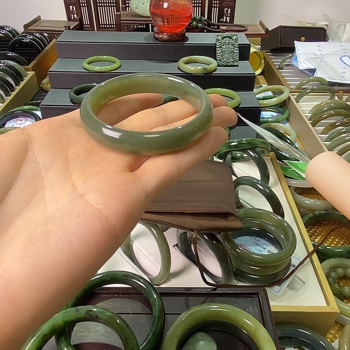 小***儿和田玉未镶嵌手镯