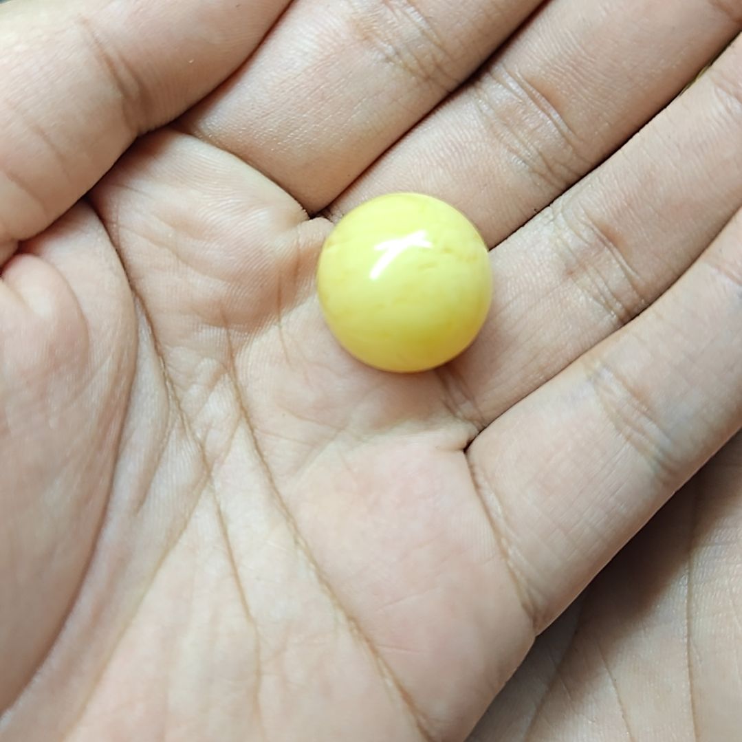 琥珀未镶嵌裸石. 