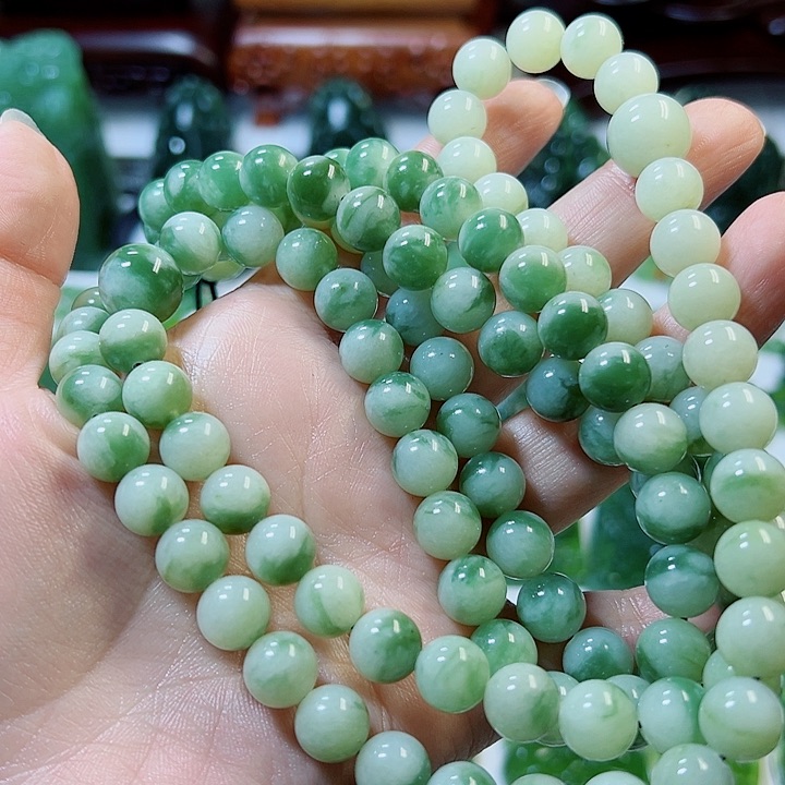 蛇纹石玉未镶嵌颈饰潇*哥