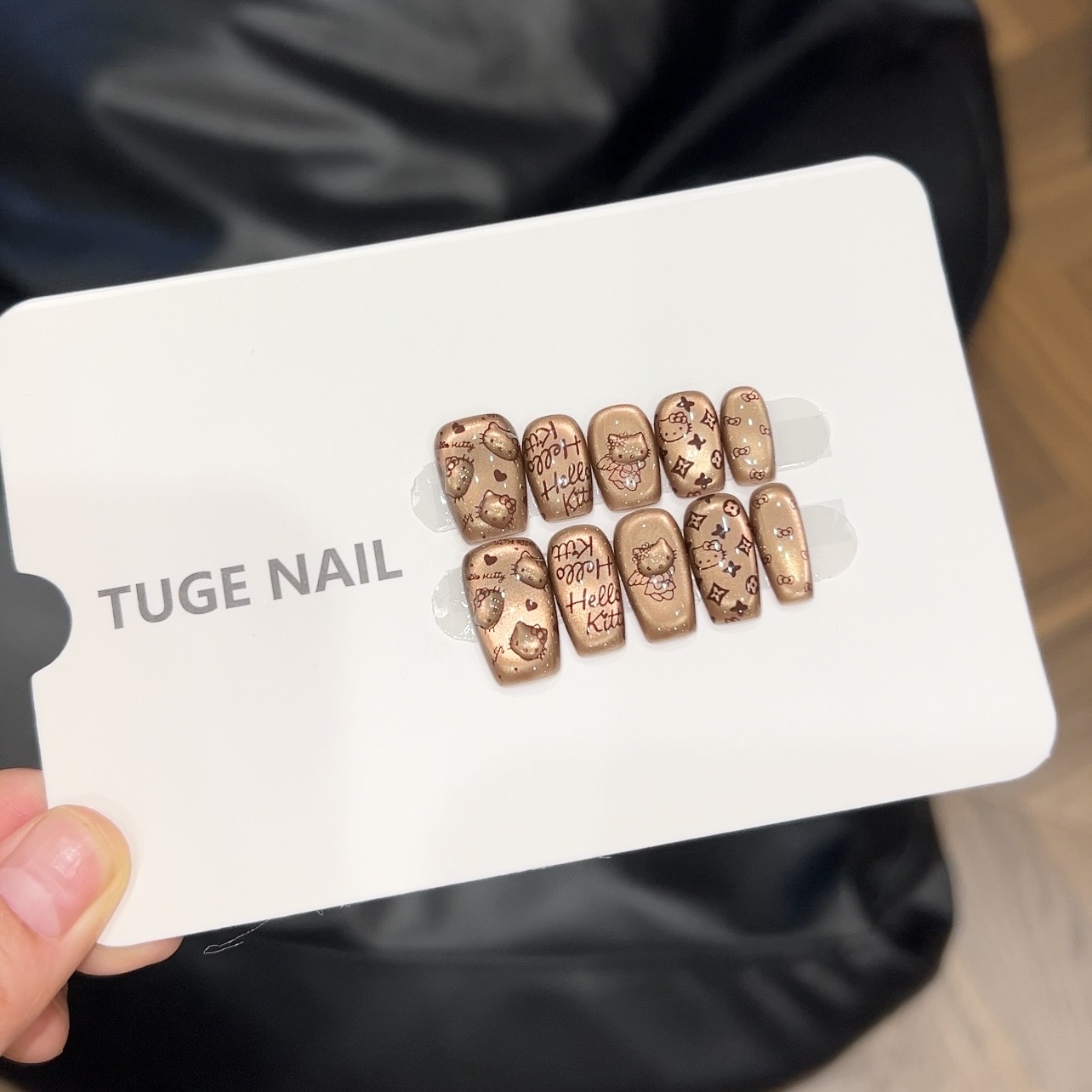 TugeNail “经典老花KT” 玉石冰咖猫眼美甲手绘款设计师穿戴甲TGN2