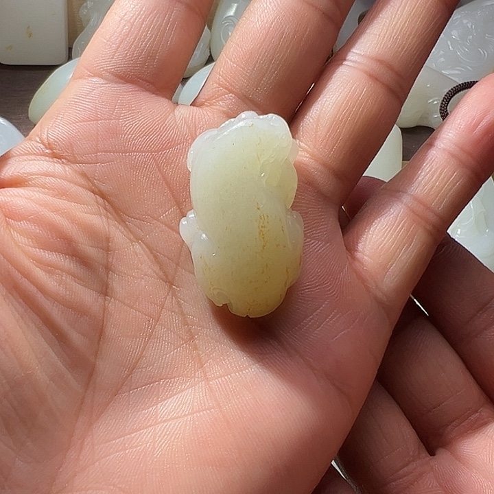 ****儿和田玉未镶嵌颈饰