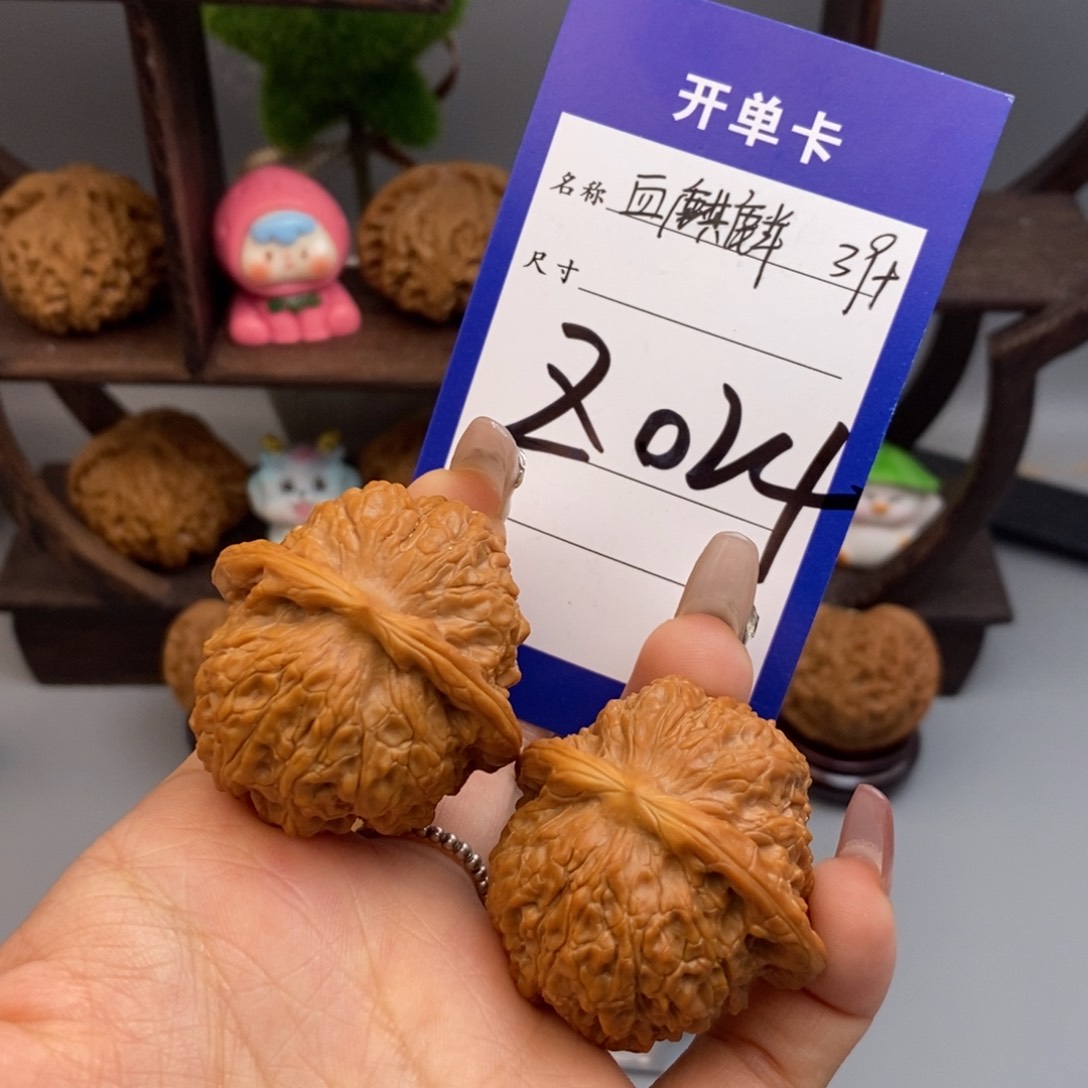 文玩核桃吊坠血麒麟