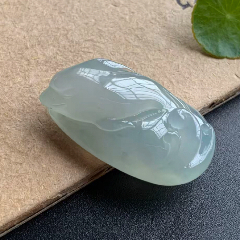 海豚白冰天然缅甸翡翠A货精雕冰透