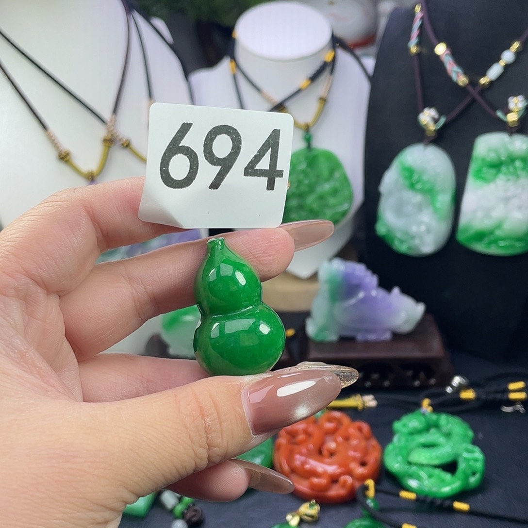 翡翠未镶嵌吊坠(赠链)