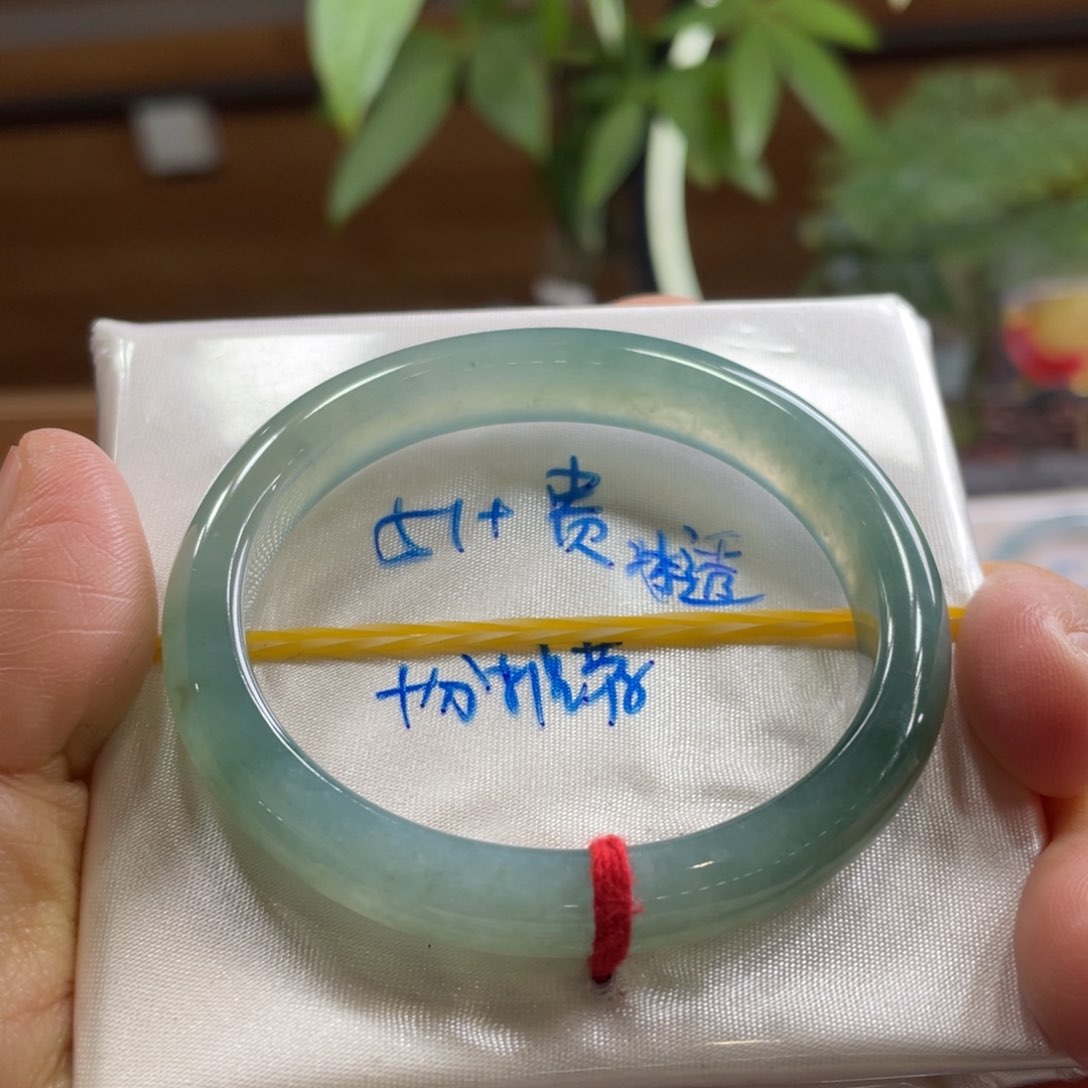 翡翠手镯未镶嵌翡翠