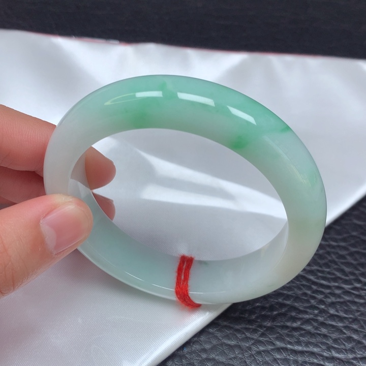 翡翠手镯未镶嵌。