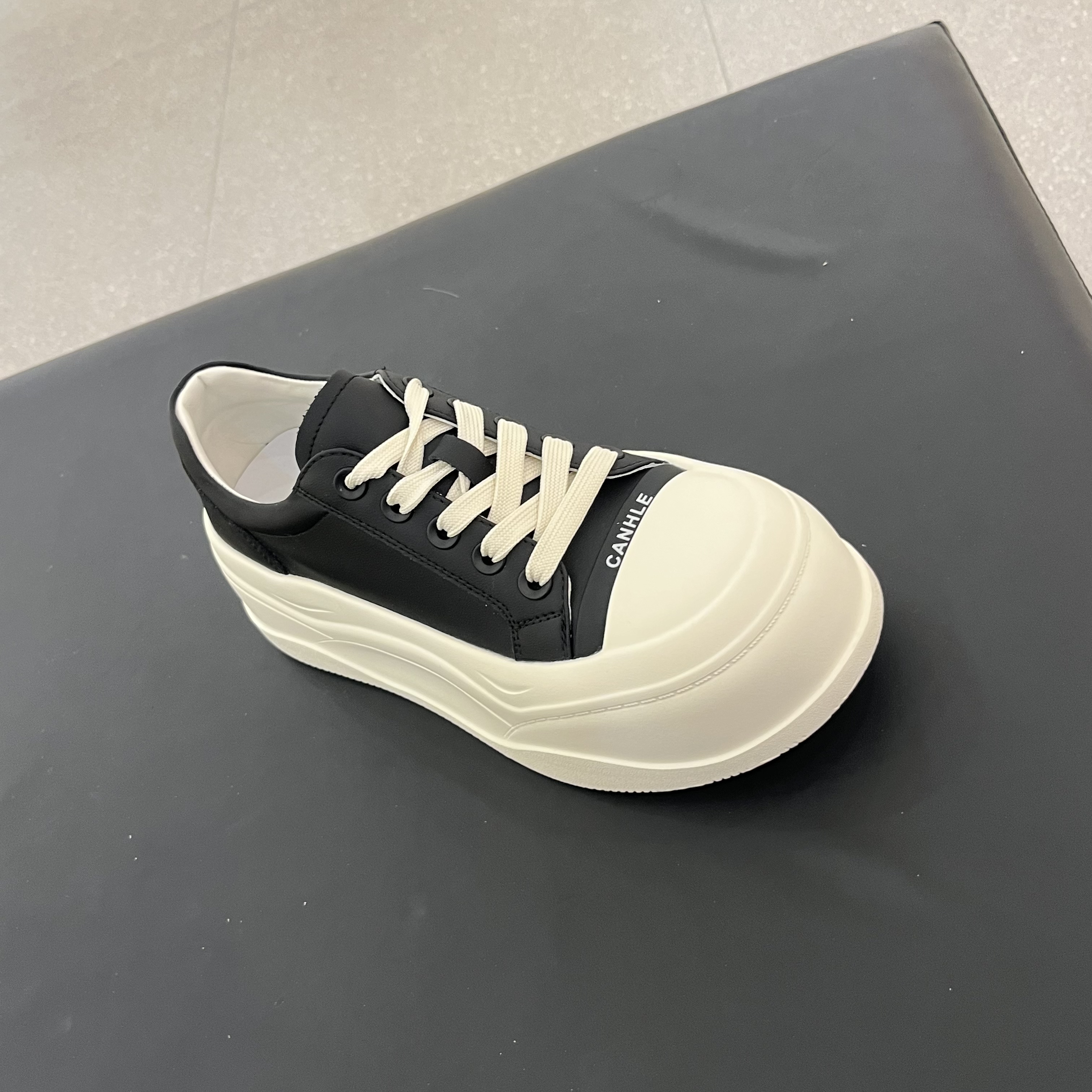 波斐女款超轻厚底板鞋 555 主打舒适百搭时尚