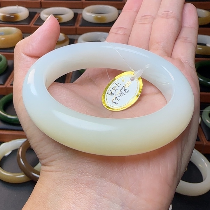 静***人和田玉未镶嵌手镯