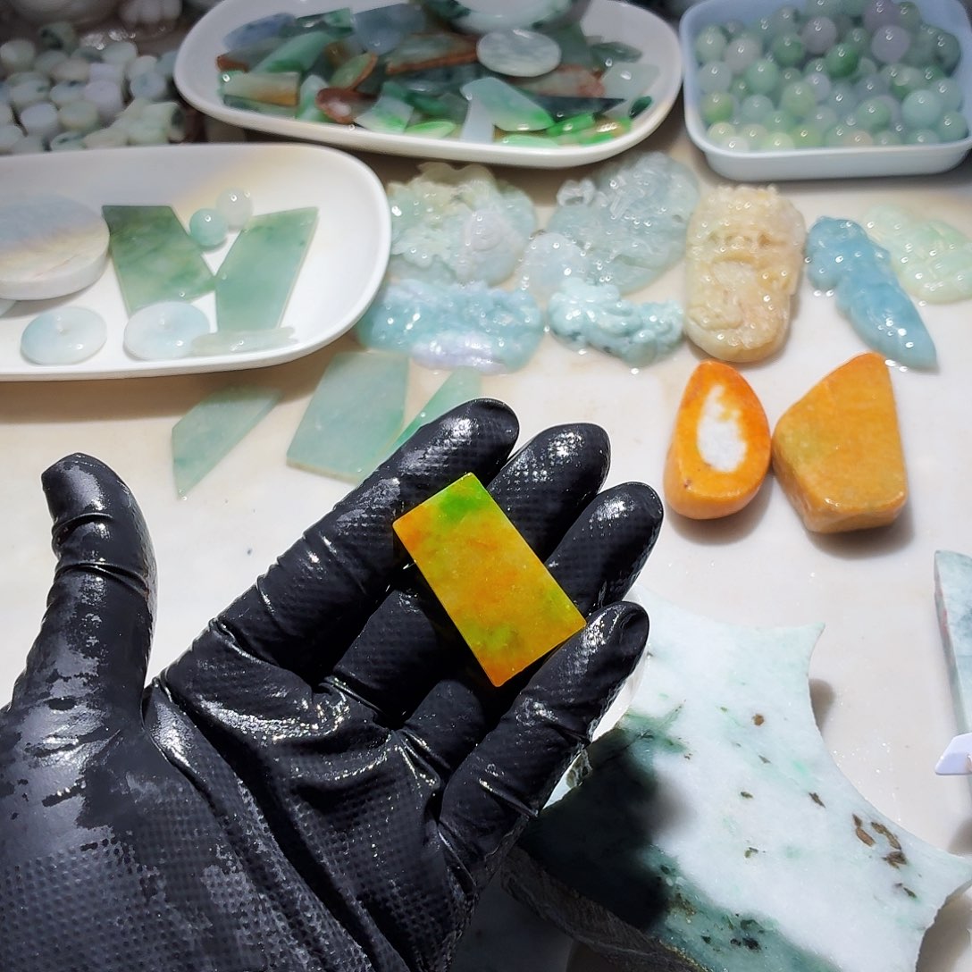 翡翠未镶嵌颈饰边角料