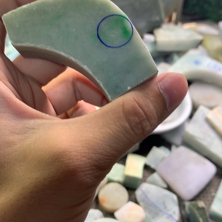 翡翠裸石8号阳绿飘花