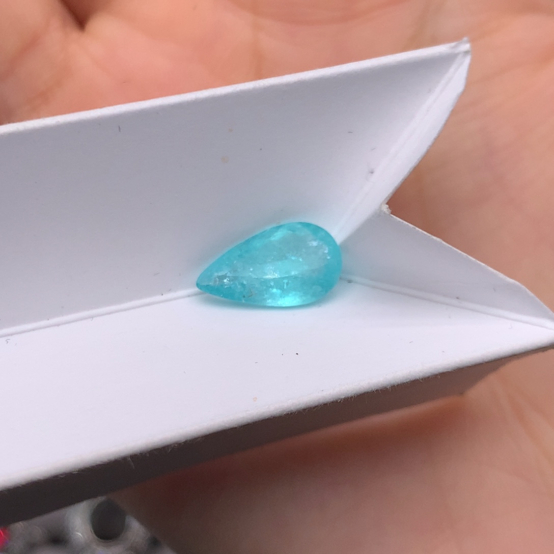 帕拉伊巴未镶嵌碧玺