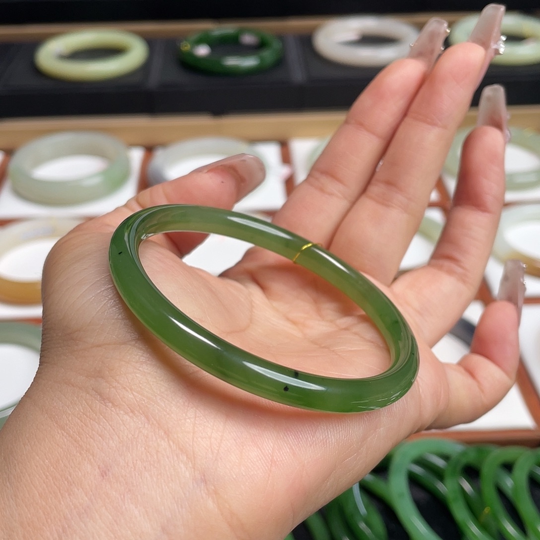 和田玉未镶嵌手镯冰阳绿！57