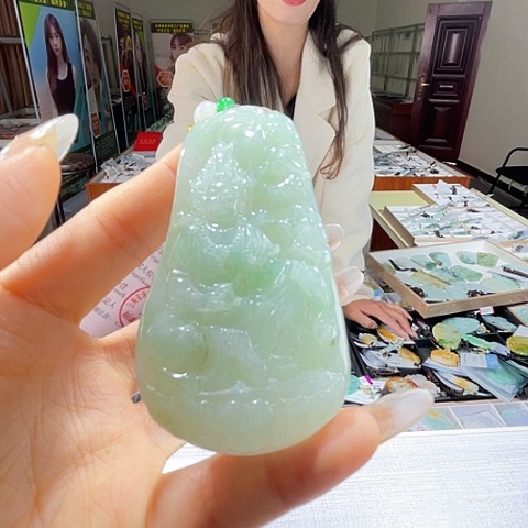 翡翠未镶嵌颈饰一个