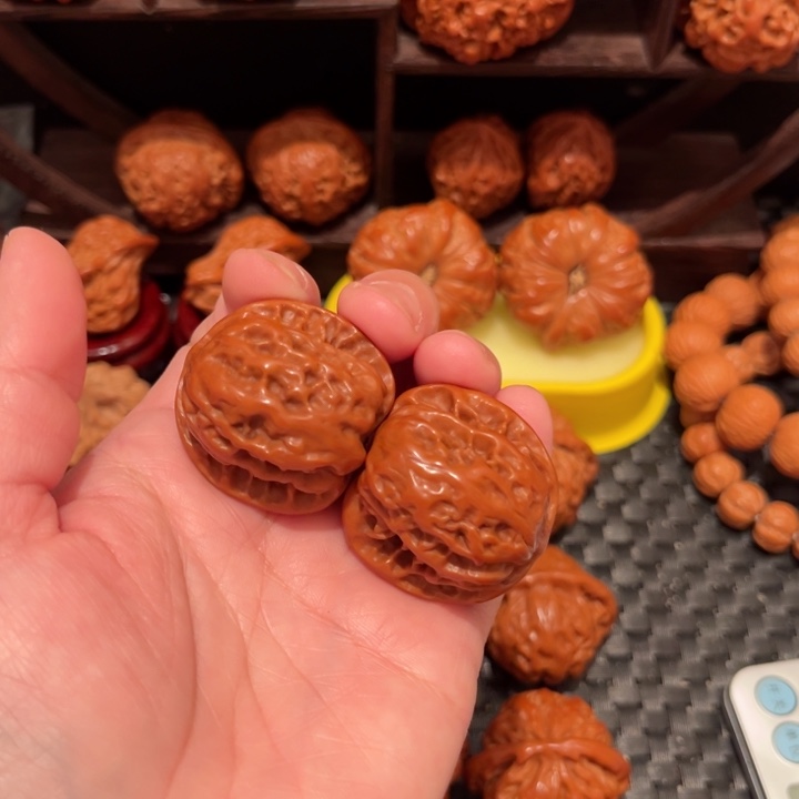 文玩核桃吊坠彩****?野狼