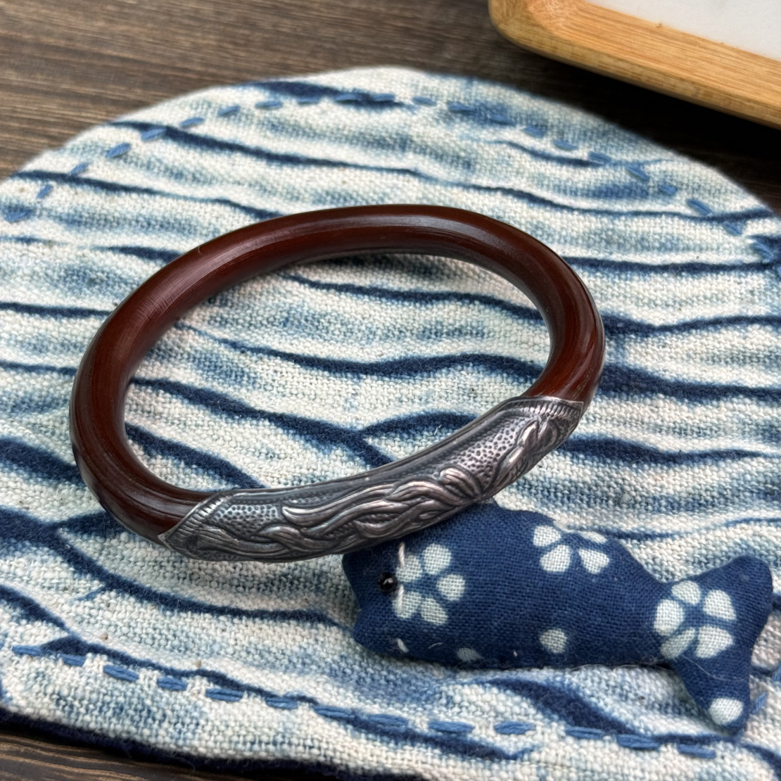 正宗天然西藏鸡血藤手镯无节银配饰女士手镯闭口精致复古实拍图